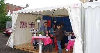 Jede Gruppe hatte ein Zelt für den Stand