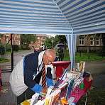 Herr Wienholtz trägt sich in unser Gästebuch ein