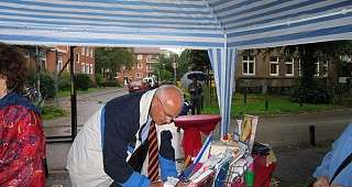 Herr Wienholtz trägt sich in unser Gästebuch ein