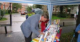 Stadtpräsident R. Tschorn verewigt sich in unserem Gästebuch