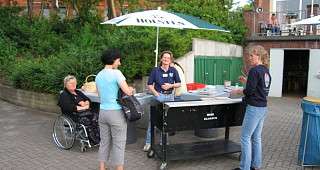 unsere Grillstation mit den ersten Gästen