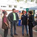 im Gespräch mit interessierten Gästen