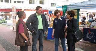 im Gespräch mit interessierten Gästen