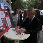 Herr Kayenburg trägt sich ins Gästebuch ein