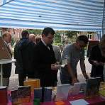 Herr Stegner interessiert sich für unsere Infos