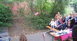 da fliegt der Gummistiefel