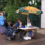 Frau Dr. Dreiwes und Fr. Dr. von Ondarza kümmerten sich um den Einlass 