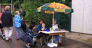 Frau Dr. Dreiwes und Fr. Dr. von Ondarza kümmerten sich um den Einlass 