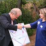 Scheckübergabe durch den Präsidenten des SHFV