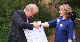 Scheckübergabe durch den Präsidenten des SHFV