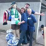 Thorolf Anika und Corina mit dem Star der Tombola