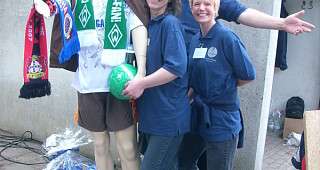 Thorolf Anika und Corina mit dem Star der Tombola