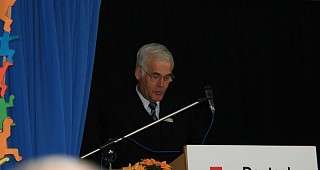 Dr. Rudolf Seiters, Präsident des DRK, spricht