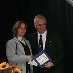 Scheckübergabe an Professor Stephani