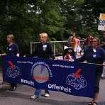 Inge, Anika, Corina + Werner mit Plane und Zugnummer