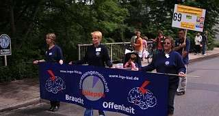 Inge, Anika, Corina + Werner mit Plane und Zugnummer