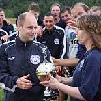 Pokalübergabe an Nick Lemke v. TSV Bordesholm (Foto: R. Gusner)