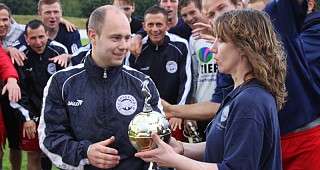 Pokalübergabe an Nick Lemke v. TSV Bordesholm (Foto: R. Gusner)
