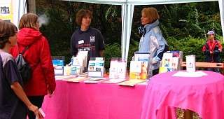 im Gespräch mit Interessierten