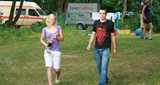 Lisa und Blike, die Betreuer bei der Hüpfburg