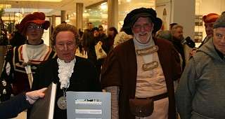 Asmus Bremer in Begleitung bei uns am Stand