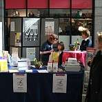 Tina, Jule und Anika betreuen den Infostand