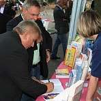 auch er schreibt in unser Gästebuch hinein