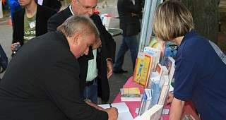 auch er schreibt in unser Gästebuch hinein