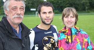 Werner, Gokhan Iscan, Corina mit dem Pokal für den 1.Platz (Foto: R. Gusner)