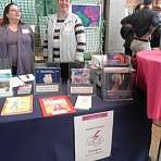 Inge und Elisabeth betreuen den Infostand am 1. Tag