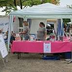 Tina und Inge betreuen den Stand