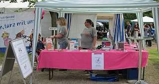 Tina und Inge betreuen den Stand