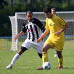 Kampf um den Ball zwischen M. Rodriges, Heikendorf und C. Olsiewski, Altenholz (Bild: Patrick Nawe)