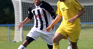 Kampf um den Ball zwischen M. Rodriges, Heikendorf und C. Olsiewski, Altenholz (Bild: Patrick Nawe)