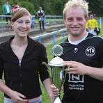 Lisa übergibt den verdienten Pokal fur den VFR Laboe (Bild: R. Gusner)