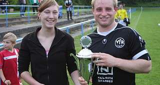 Lisa übergibt den verdienten Pokal fur den VFR Laboe (Bild: R. Gusner)