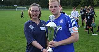 Pokalübergabe an den Spielführer der Holstein U 23 (Bild: Reinhard Gusner)