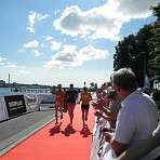 Das Team beim gemeinsamen Lauf über den roten Teppich durchs Ziel