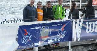 Gruppenbild an gut platzierter Plane