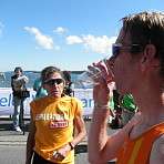 Laufen macht Durst Georg stärkt sich nach seinem Laufeinsatz