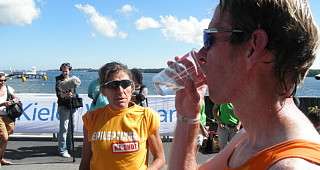 Laufen macht Durst Georg stärkt sich nach seinem Laufeinsatz