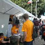 Marion, Jerome und Georg tragen sich in unser Freundebuch ein
