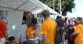 Marion, Jerome und Georg tragen sich in unser Freundebuch ein