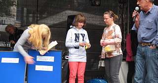 Die Tafeln füllen sich mit den Namen der Vereine