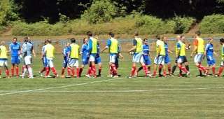 Ärztemannschaft und Holstein Women begrüssen sich vorm Spiel