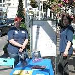 Stella und Corina betreuen den Stand der InGE