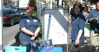 Stella und Corina betreuen den Stand der InGE