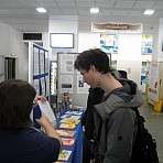 Einige Jugendliche stellen Inge Fragen