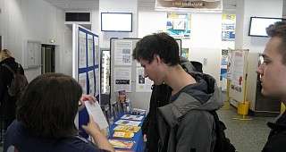 Einige Jugendliche stellen Inge Fragen