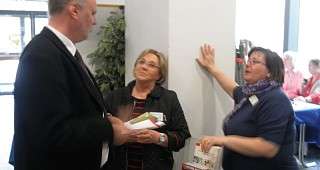 Renate und Inge im Gespräch